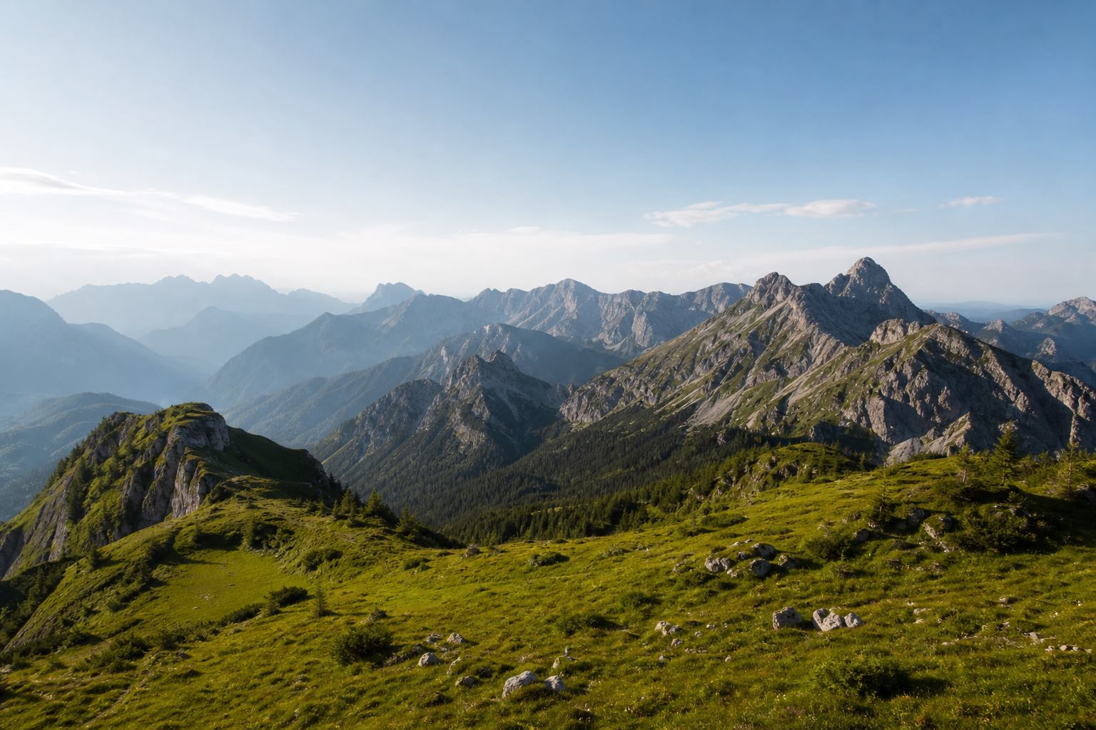 Bayerische Alpen mit Bergkämmen und grünen Vorlandwiesen
